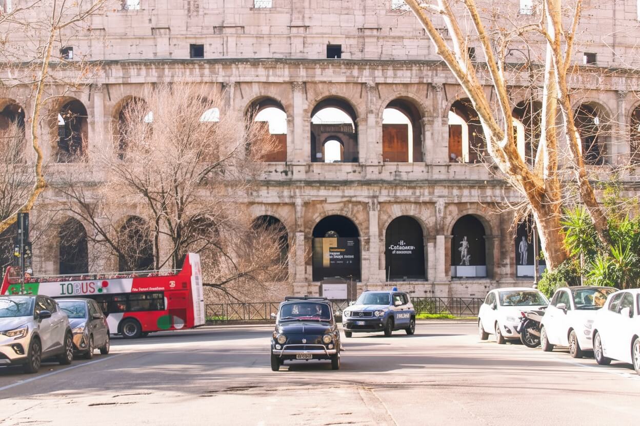 Koloseum — widok z Via dei Fori Imperiali